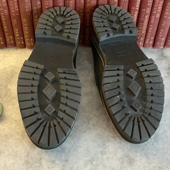 TOMS Black Leather Platform Lug Sole Penny CARA Loafer EXC Condition 6.5M - Picture 4 of 7